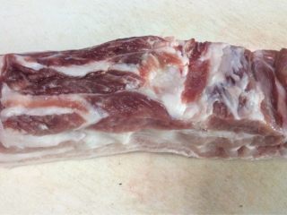 2、陕西岐山臊子面肉臊子,备好五花肉