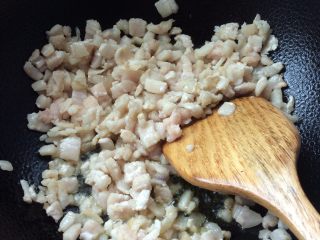 4、陕西岐山臊子面肉臊子,热锅凉油，大概一斤肉一两油的比例倒入肥肉煸炒