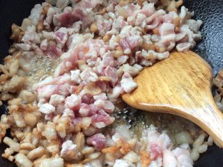 5、陕西岐山臊子面肉臊子,炒到肥肉吐油倒入瘦肉翻炒，炒到水份大部分丧失