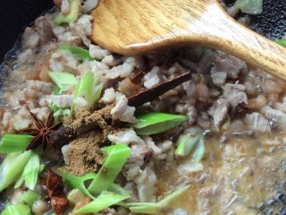 6、陕西岐山臊子面肉臊子,加入料酒，葱姜，桂皮，八角和五香粉翻炒，在加入一点点生抽和盐翻炒均匀（盐要多放一些，方便保存，是平时炒菜的2-3倍）。