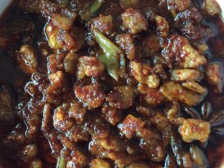 10、陕西岐山臊子面肉臊子,关火出锅，放凉装瓶或保鲜盒存放一两个月没问题（油多才把肉封住，平时吃多少挖多少，要干净的勺）