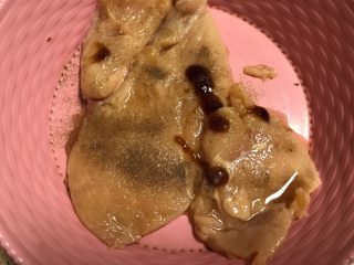 2、香烤鸡排,加入除番茄酱以外所有调料。