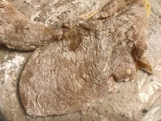 4、香烤鸡排,腌好的鸡肉沾满玉米淀粉。