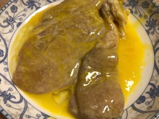 5、香烤鸡排,再裹上鸡蛋液。