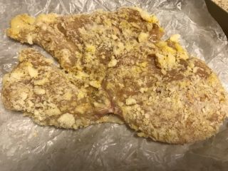 6、香烤鸡排,最后裹上面包糠。