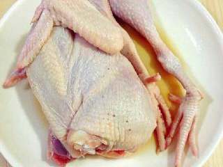 1、客人看到这道菜绝对会大喜!香辣干锅鸡超简易美味做法!, 老规矩,买回来的冷冻鸡或者是新鲜的鸡一定要腌制下,用新鲜的生姜汁和料酒都可以,不然吃起来会有味道...........腌十五分钟就可以啦