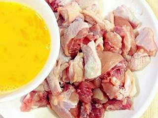 2、客人看到这道菜绝对会大喜!香辣干锅鸡超简易美味做法!, 将腌好的鸡剁成小块,在清洗一遍,把骨头渣子滤掉,然后加入少量的盐,和4/1颗鸡蛋拌匀腌制半个小时