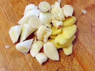 3、客人看到这道菜绝对会大喜!香辣干锅鸡超简易美味做法!, 大蒜切大块生姜切片