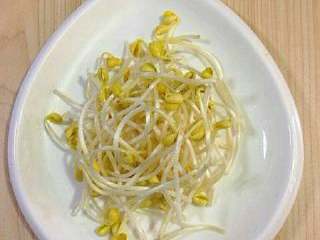 4、客人看到这道菜绝对会大喜!香辣干锅鸡超简易美味做法!, 豆芽折去根部,我是一根根去的,哈哈比较耗时间哈