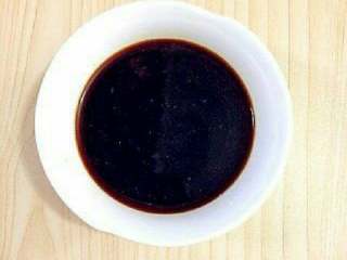 5、客人看到这道菜绝对会大喜!香辣干锅鸡超简易美味做法!, 将生抽,耗油,砂糖,鸡精,料酒,清水放入碗内调匀备用