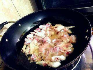 6、客人看到这道菜绝对会大喜!香辣干锅鸡超简易美味做法!, 锅内上油,多一点哈,将油烧热,放入鸡块炸制金黄色