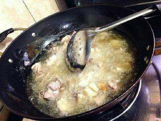 7、客人看到这道菜绝对会大喜!香辣干锅鸡超简易美味做法!, 捞出,再把油烧热,放入炸好的鸡块复炸1分钟,这样更好吃哦