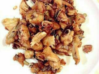 8、客人看到这道菜绝对会大喜!香辣干锅鸡超简易美味做法!, 将炸好的鸡块捞出备用