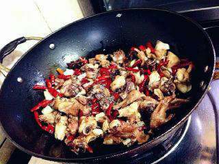 11、客人看到这道菜绝对会大喜!香辣干锅鸡超简易美味做法!, 再倒入炒好的鸡块,翻炒均匀