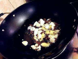 9、客人看到这道菜绝对会大喜!香辣干锅鸡超简易美味做法!, 锅里放油,烧热放入花椒,八角,姜蒜,葱白段,炒香