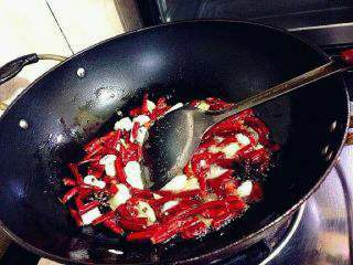 10、客人看到这道菜绝对会大喜!香辣干锅鸡超简易美味做法!, 转小火再放入干辣椒继续炒香