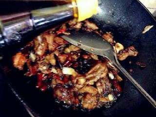 12、客人看到这道菜绝对会大喜!香辣干锅鸡超简易美味做法!, 最后淋入适量的香醋