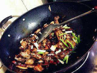 13、客人看到这道菜绝对会大喜!香辣干锅鸡超简易美味做法!, 加入葱段和适当的调味料搅拌均匀就可以啦