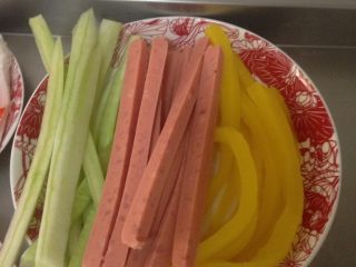 2、各种寿司,准备好材料