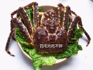 1、清蒸帝王蟹(图解处理方法),帝王蟹清洗干净。因为从冻库里刚拿出来,所以四毛给它去了冰。