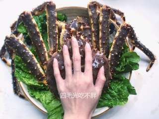 2、清蒸帝王蟹(图解处理方法),超级大只,这样对比,应该看得出来吧哈哈!这个盘子已经是四毛家最大的了,仍然装不下。