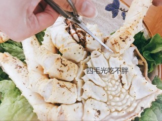 3、清蒸帝王蟹(图解处理方法),先用剪刀把帝王蟹的蟹脚剪下来,它的壳不会很硬,还算好剪,从关节点那里剪,省点力。