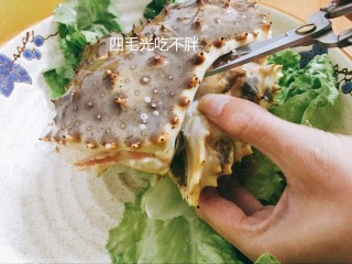 4、清蒸帝王蟹(图解处理方法),本来想像处理普通螃蟹那样徒手掀开帝王蟹的盖子,但发现掀不开,有些皮连着,所以像我们这样的伪女汉子,还是需要用剪刀剪开一下的。