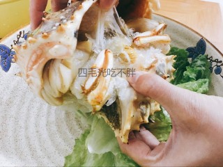 5、清蒸帝王蟹(图解处理方法),剪完连着的皮,就好掀开了。里面没有完全化冻,不过没关系,虾蟹不用化冻得很彻底,一般冲水去了冰就能烹饪,化冻过头反而影响口感。