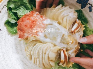 6、清蒸帝王蟹(图解处理方法),掀开后就可以去两边的腮了,一直觉得螃蟹的腮长得跟香蕉花很像哈哈哈(想象力也是没谁了)