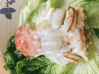 7、清蒸帝王蟹(图解处理方法),去掉了腮的蟹身,长这样。