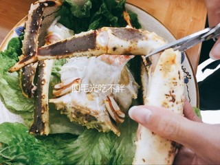 8、清蒸帝王蟹(图解处理方法),帝王蟹的蟹脚太大了需要剪断,从腿关节那剪开,如果吃得更精细的,可以再多剪几段。(,按理说蟹脚剪下来就可以马上处理,但忘记了,后来才想起来。)