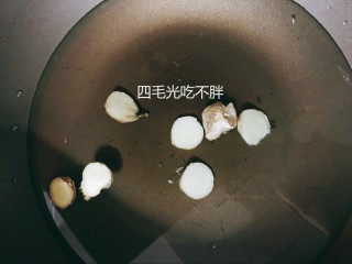 10、清蒸帝王蟹(图解处理方法),锅里放点水,不要没过蒸屉,放些姜片。