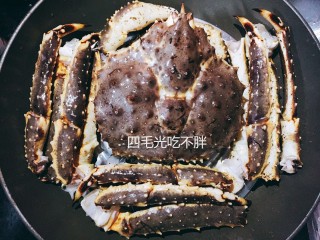 11、清蒸帝王蟹(图解处理方法),等水开了,放上蒸屉,把帝王蟹摆到蒸屉上。这么大的帝王蟹蒸个10分钟左右,小的话时间短一点,以免影响肉质。