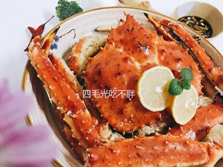 12、清蒸帝王蟹(图解处理方法),蒸好的,红彤彤的帝王蟹,非常美丽,也非常美味!