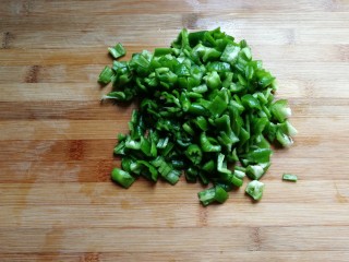 2、青椒拌皮蛋,青椒清洗干净后切成小碎粒