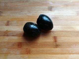 3、青椒拌皮蛋,皮蛋两个去壳，也切成小碎粒备用