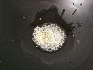 7、青椒拌皮蛋,锅中再入少许油，放入蒜末煸香