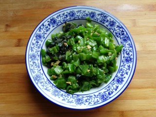 9、青椒拌皮蛋,再把炒好的青椒盛出，倒入皮蛋中