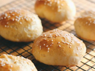 8、美式香肠热狗,放入预热好180度的烤箱中层，烘烤20分钟，烤好后取出晾凉。如果第二天早晨才吃，在面包温热时密封保存。