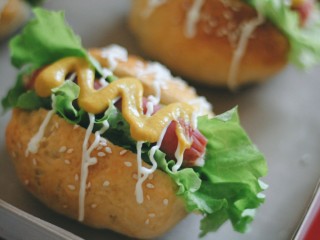 10、美式香肠热狗,挤上自己喜欢的酱，我挤了沙拉酱和黄芥酱，还可以用番茄酱或者蛋黄酱，根据自己的口味添加。