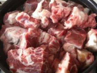 1、自制【少辣羊肉火锅】,洗好的羊肉块冷水下锅，中火开 煮。