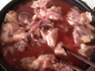 2、自制【少辣羊肉火锅】,至血水浓厚时倒掉，重新加冷水 再煮。