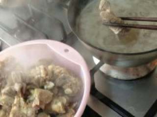 3、自制【少辣羊肉火锅】,此时煮至羊肉无血水，从锅中拈 出羊肉块，沥水。