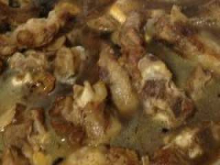 5、自制【少辣羊肉火锅】,加一大勺生抽，大碗水，盐，胡椒，烧至水开，即转小火炖1个半小 时，此过程用高压锅也可。