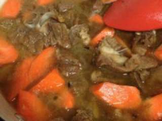 6、自制【少辣羊肉火锅】,羊肉熟后加入去皮的胡萝卜块，在炖到胡萝卜熟。