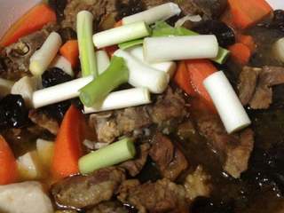 7、自制【少辣羊肉火锅】,最后下鱼丸，木耳，大葱段，一点鸡精就可以了。