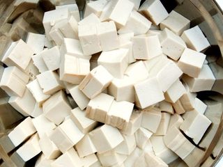1、麻婆豆腐,白豆腐用清水浸泡后，均匀切成大约1.5厘米大小的豆腐丁备用。
