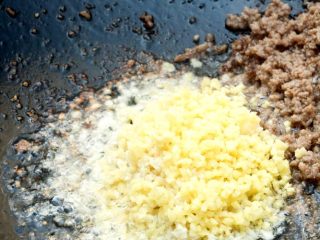 6、麻婆豆腐,分别把姜末和蒜末加入继续慢炒。