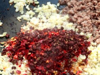 7、麻婆豆腐,倒入豆瓣酱和干辣椒粉、花椒籽，上色上味。