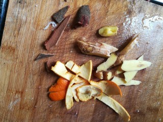 2、又见肉松,调料备好，桂皮，姜，橙皮切碎